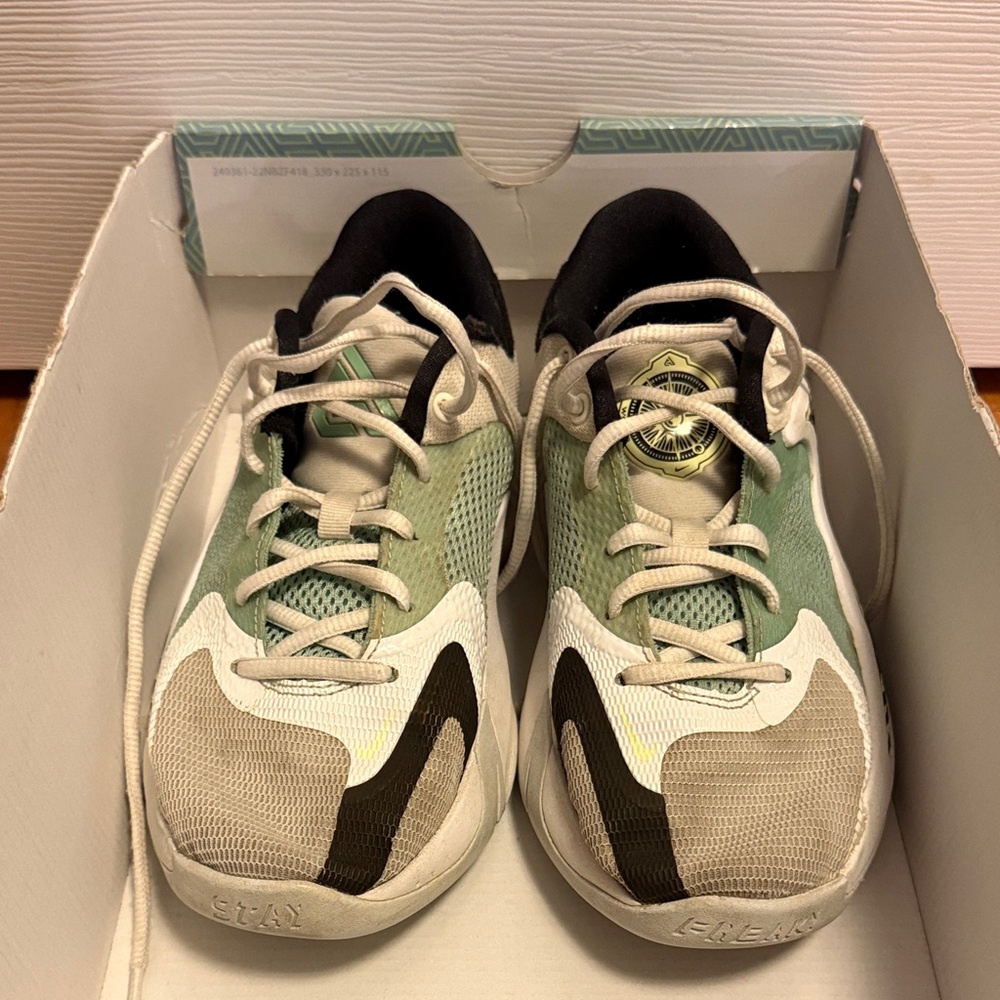 Kids Nike Freak basketball shoes